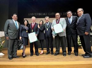 La Decana del Colegio Odontológico de Arequipa asistió a la ceremonia por el 57 Aniversario de la Facultad de Odontología de la UCSM